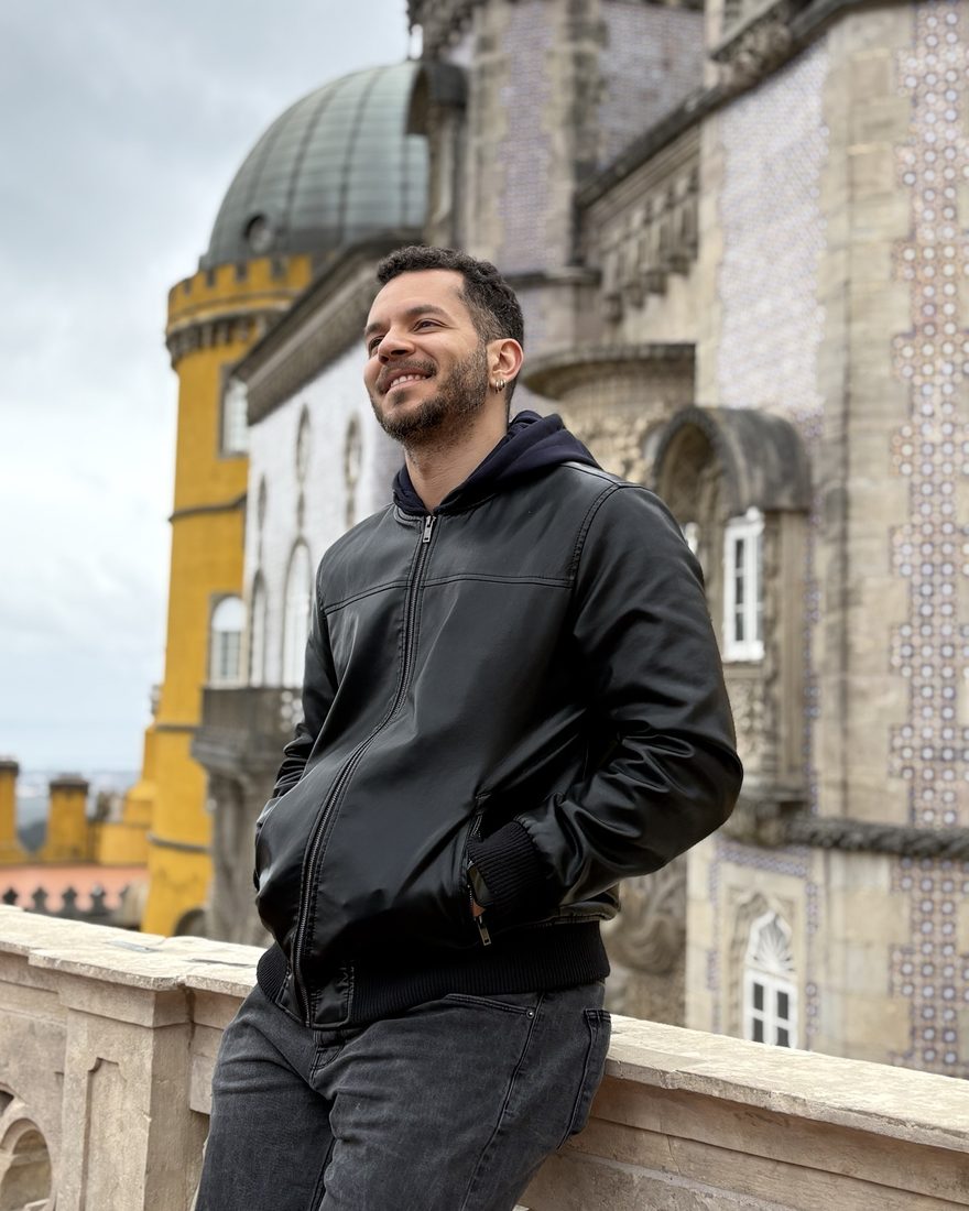 Isi Mesquita relaxed and smiling on a trip in Sintra, Portugal